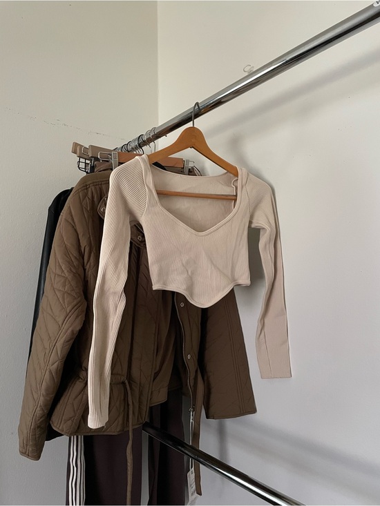 Zara Tops - 3/$15 Zara Ribbed Long-Sleeve Cropped V-Neck Top in Cream
